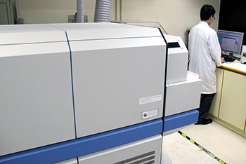 High resolution inductively coupled plasma mass spectrometer