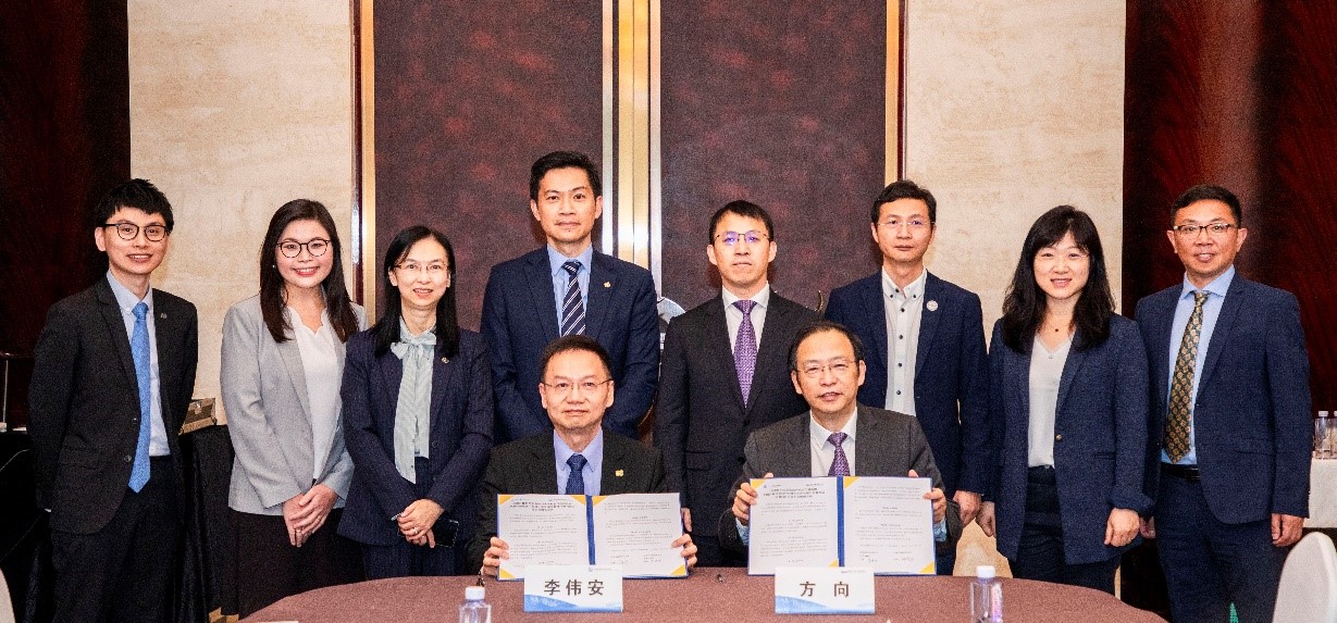 Photo 1: The Government Chemist, Dr LEE Wai-on (front left), is pictured with the Director of NIM, Mr Xiang FANG (front right), after signing a Memorandum of Understanding on metrology of chemistry.