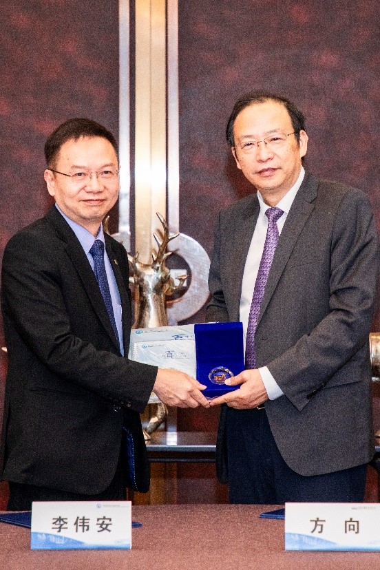 Photos 3: Gift exchanging moment of the Government Chemist, Dr LEE Wai-on (left) and the Director of NIM, Mr Xiang FANG (right).(1)