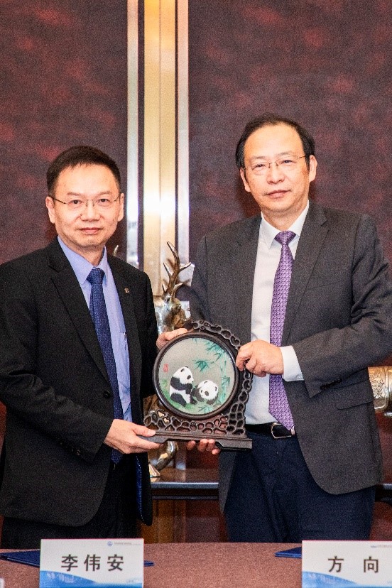 Photos 4: Gift exchanging moment of the Government Chemist, Dr LEE Wai-on (left) and the Director of NIM, Mr Xiang FANG (right).(2)