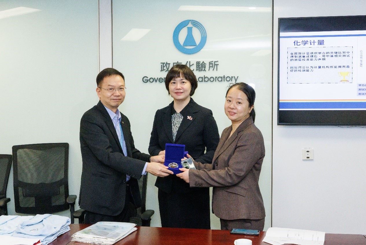 The Government Chemist, Dr. LEE Wai-on (left) presents souvenir to Deputy Director-General of Beijing Municipal Market Regulation Administration, Ms. TANG Yunhua (middle)