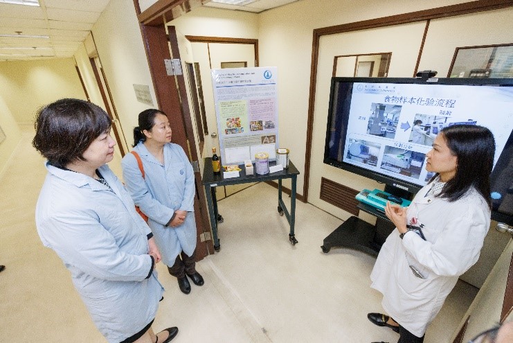 Government Laboratory’s colleagues introduce the food testing work to the guests during the laboratory tour(2)