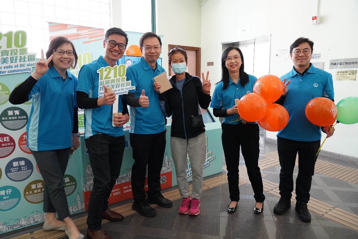 Photo 3: The Government Chemist, Dr LEE Wai-on (third left) taking photos with the public after playing interactive games.