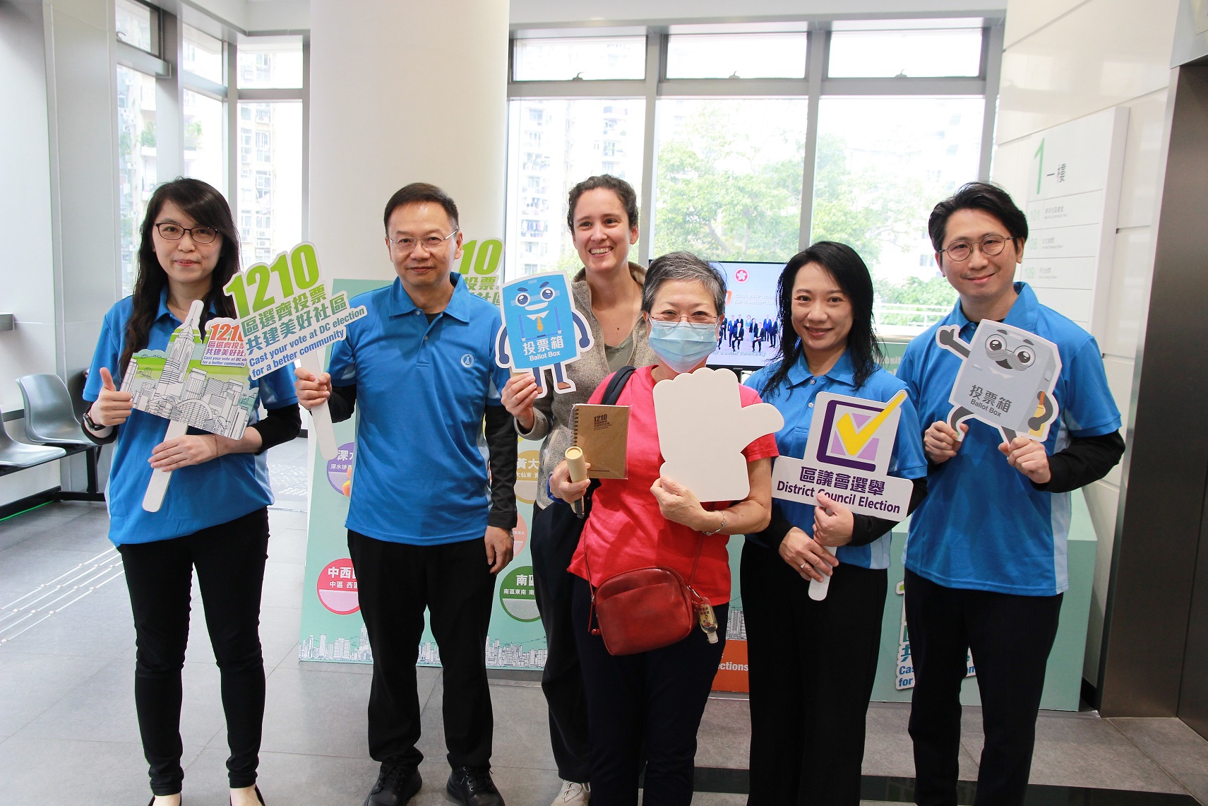 Photo 2: The Government Chemist, Dr LEE Wai-on (second left) taking photos with the public after playing interactive games.