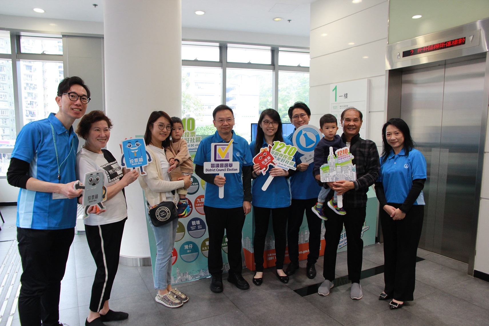 Photo 3: The Government Chemist, Dr LEE Wai-on (fifth left) taking photos with the public after playing interactive games.