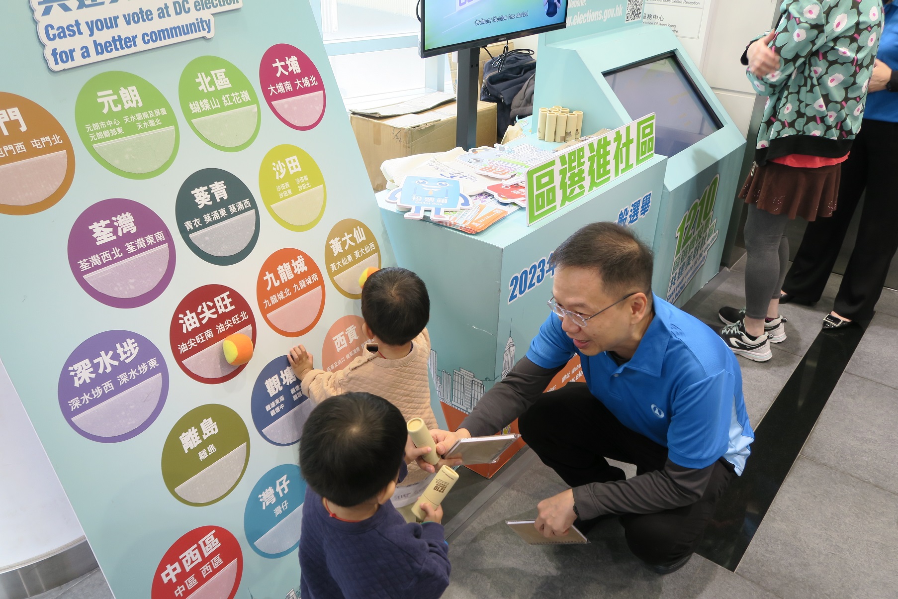 Photo 4: The Government Chemist, Dr LEE Wai-on playing interactive games with the public.