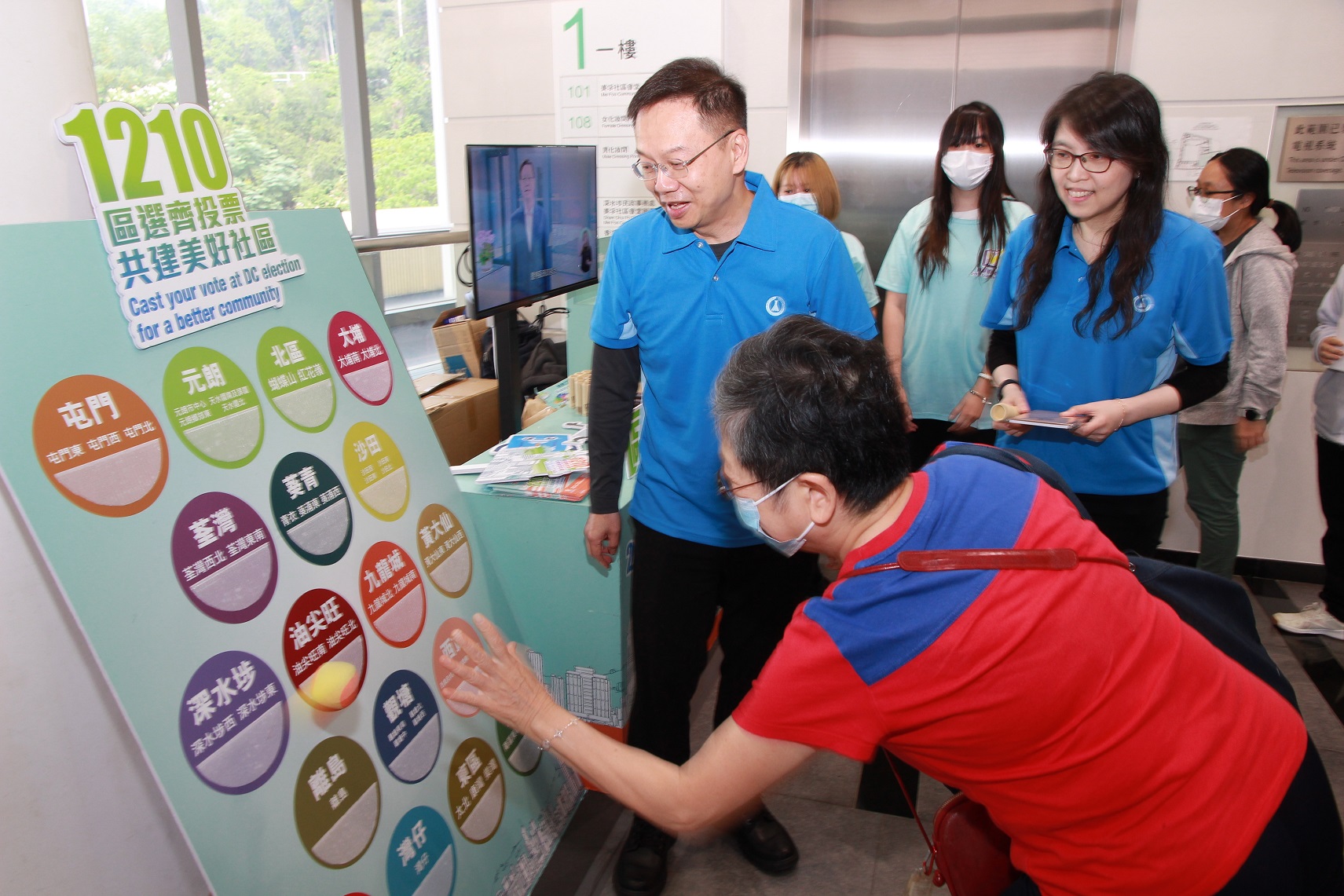 Photo 5: The Government Chemist, Dr LEE Wai-on playing interactive games with the public.