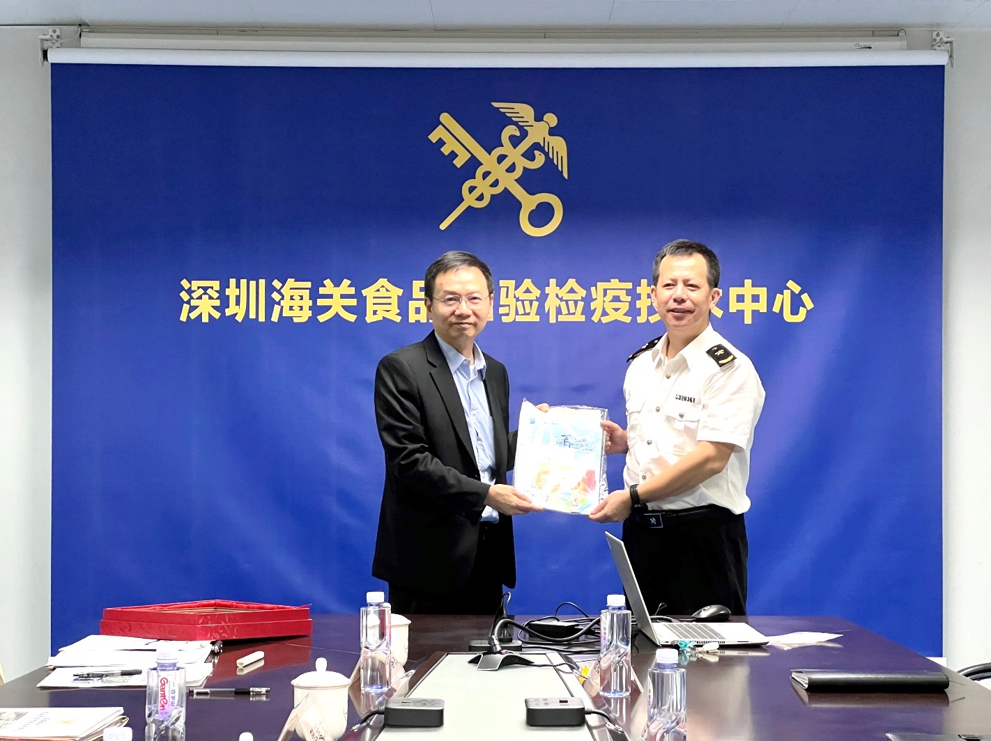 Dr. LEE Wai-on (left) presents souvenir to Mr. LIN Yan-kui (right).