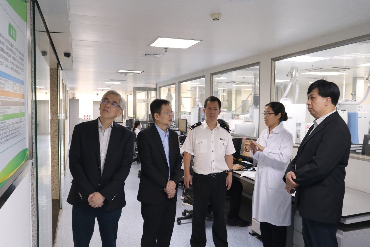 The delegation visits the Drug Residues and Additives Testing Laboratory.