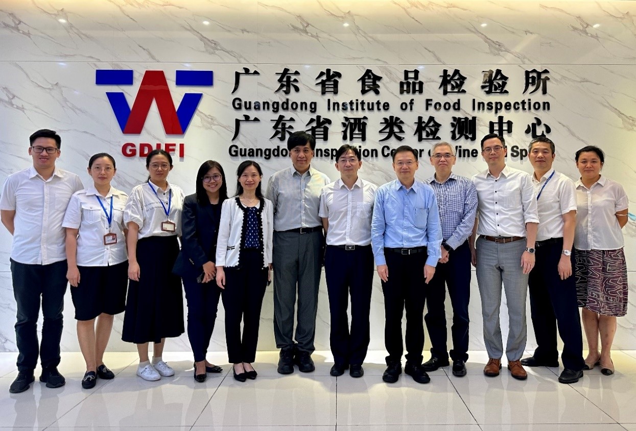 The Government Chemist, Dr. LEE Wai-on (fifth right), poses for a group photo with the two Deputy Directors of GDIFI, Dr. LEI Yi (sixth right) and Mr. YE Gao-long (second right).