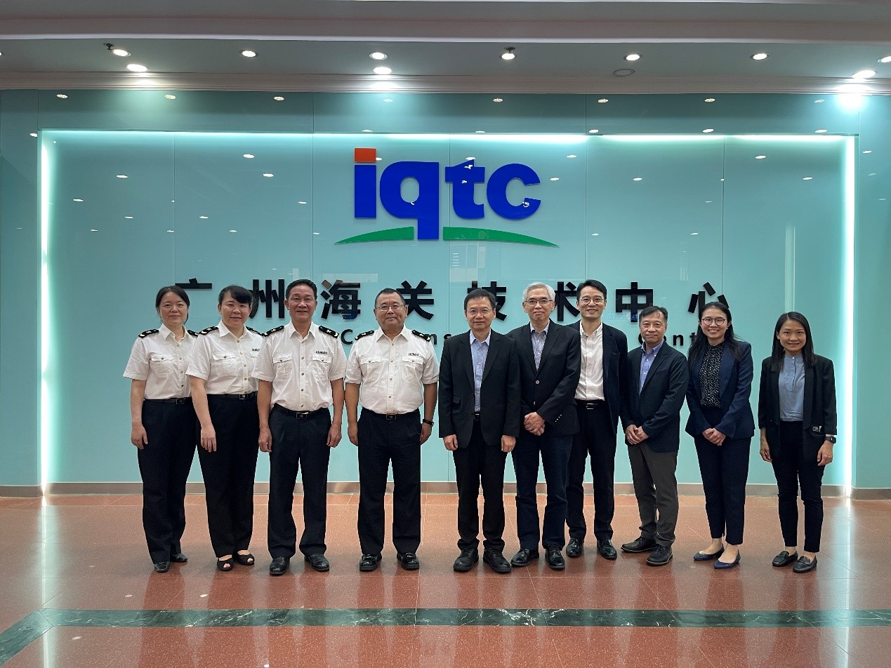 The Government Chemist, Dr. LEE Wai-on (fifth left), is pictured with Dr. ZHENG Jianguo (fourth left) and Mr. CHEN Wenrui (third left) of the IQTC.