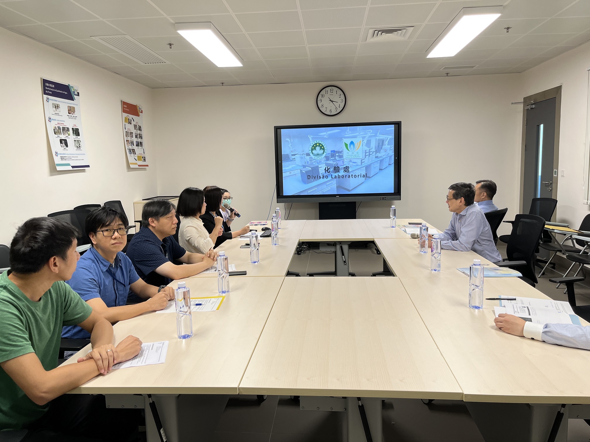 Meeting with the Head of the Laboratory Division, Ms. LAO Wai-man and other experts for intensive discussion and experience sharing of laboratory work.