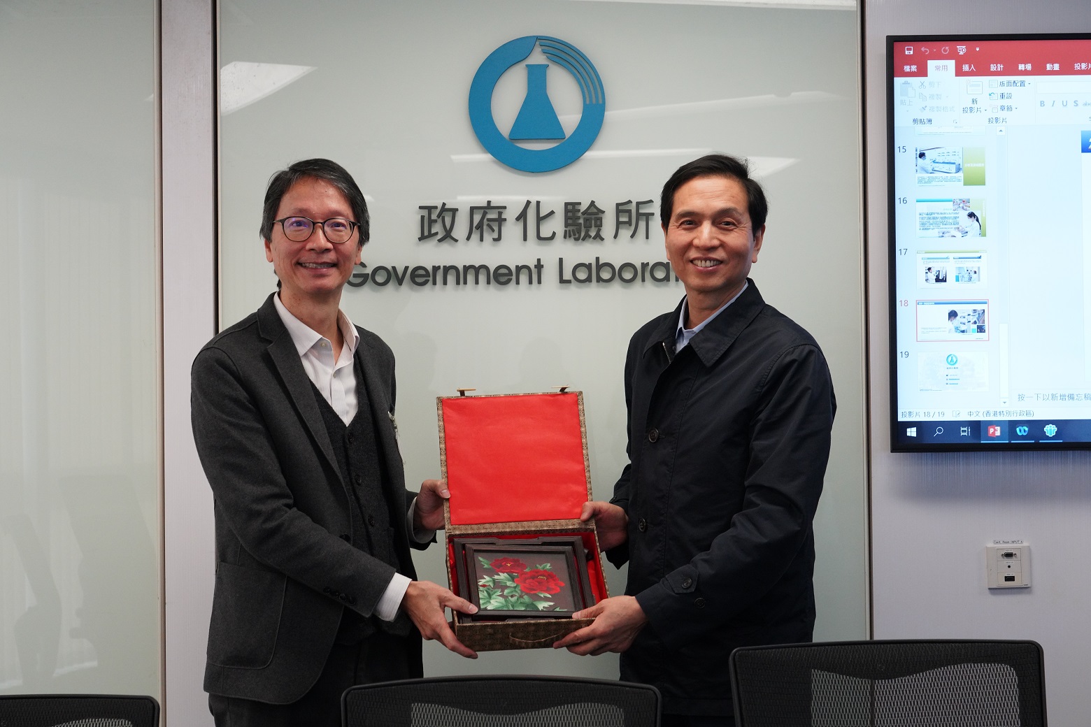 Deputy Director of the Narcotics Control Bureau, Ministry of Public Security, Mr. LAN Weihong (right) presents souvenir to Assistant Government Chemist(Forensic Science Division), Mr. CHEUNG Kwok-keung (left)