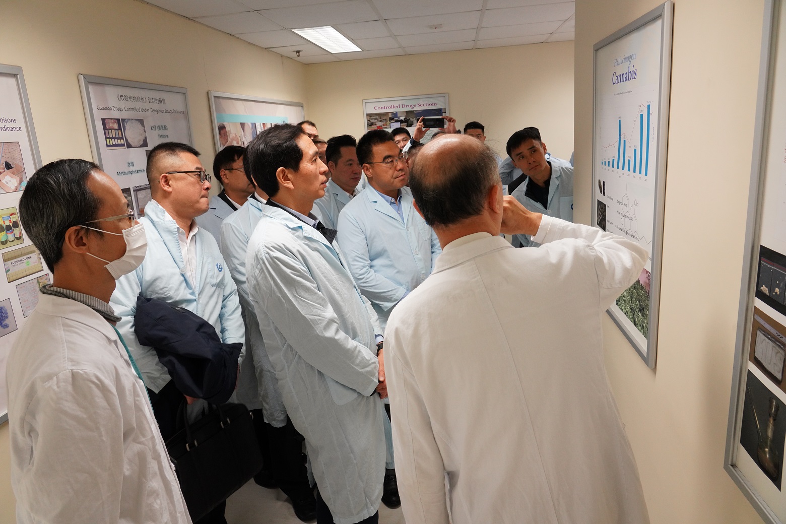 Government Laboratory’s colleagues introduce the drug testing work to the guests during the laboratory tour(1)