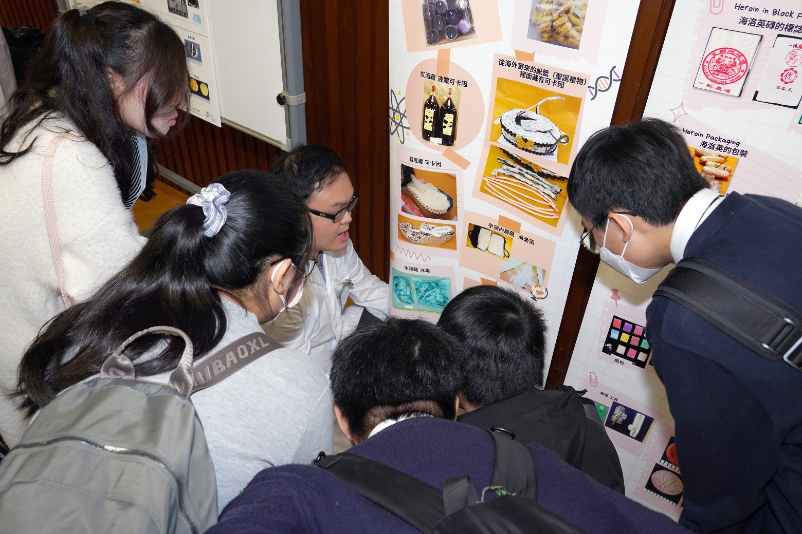 Government Laboratory (GL)’s colleague illustrating the work of GL to the students.