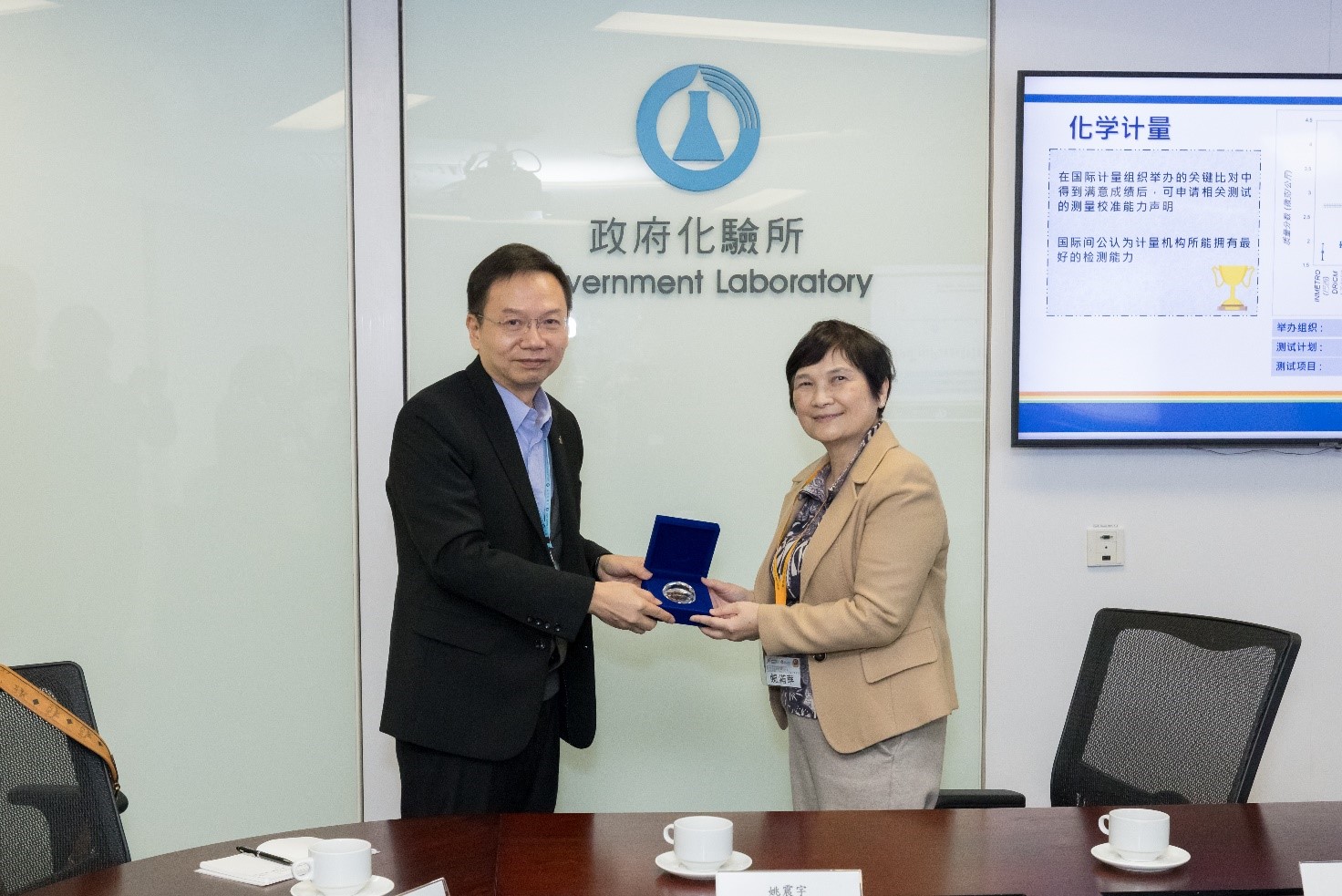The Government Chemist, Dr. LEE Wai-on (left) presents souvenir to Executive Deputy Director of Office of Xiamen Municipal Food Safety Committee, Ms. RAO Manhua (right).
