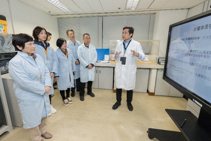 Government Laboratory’s colleagues introduce the food testing work to the guests during the laboratory tour.(2)