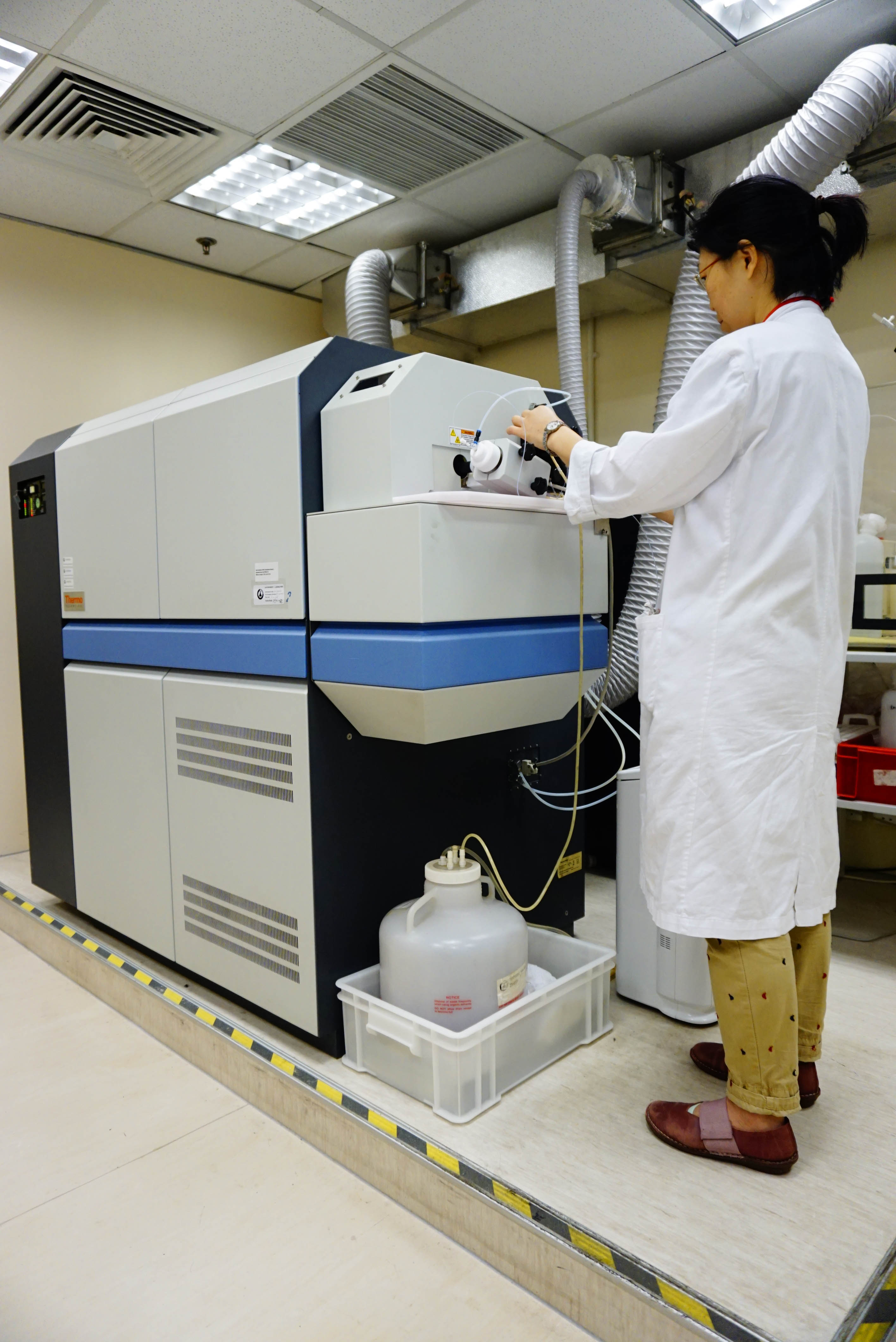 A staff is operating a high-resolution inductively coupled plasma mass spectrometer for analyzing samples with severe matrix interference
