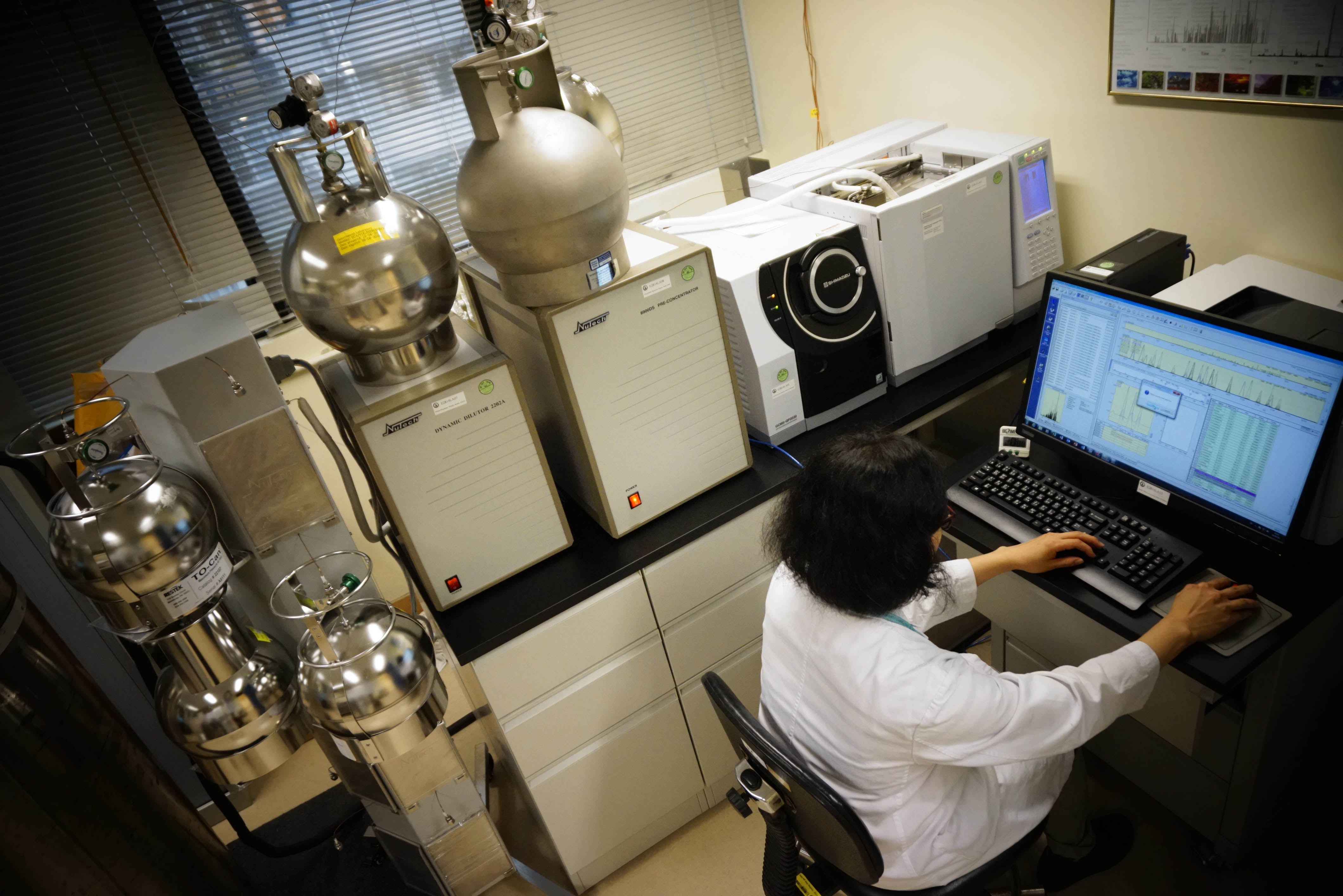 A staff is operating gas chromatograph with mass spectrometer to determine the volatile organic compounds (VOCs) in air
